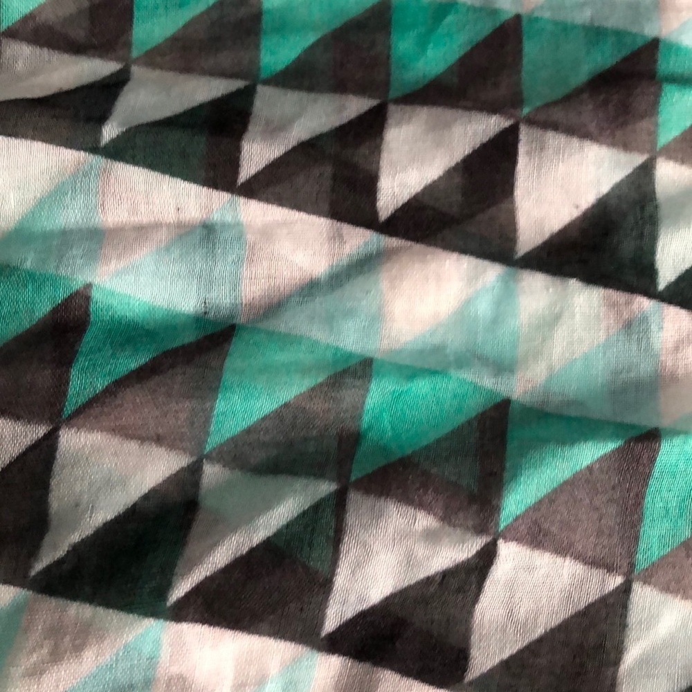 Triangle pattern scarf - Picture 3 of 3